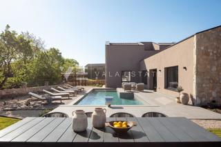 LUKSUZNA VILA Z BAZENOM IN VELIKIM DVORIŠČEM NA MIRNI LOKACIJI