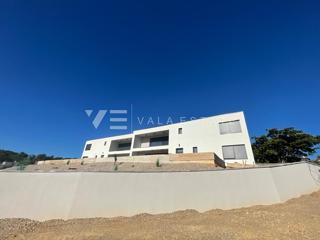 NOVA MODERNA DVOJNA HIŠA Z BAZENOM IN POGLEDOM NA MORJE