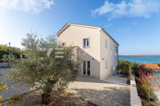 NOVA MEDITERANSKA HIŠA S TREMI APARTMAJI IN ODPRTIM POGLEDOM NA MORJE