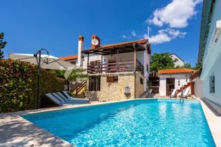 DVE KAMNITI HIŠI Z BAZENOM NA MIRNI LOKACIJI