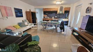 PRITLIČNI APARTMA Z VELIKIM DVORIŠČEM NA ODLIČNI LOKACIJI