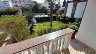 PRITLIČNI APARTMA Z VRTOM NA MIRNI LOKACIJI