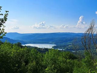 Gradbeno zemljišče s pogledom na jezero Butoniga, v bližini Pazina