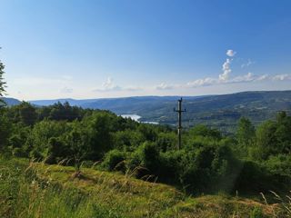 Mešano zemljišče s pogledom na jezero Butoniga, blizu Pazina