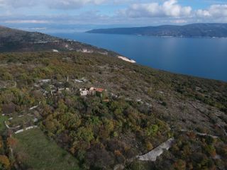 Istra, Labin, naselje z 10 hišami in pogledom na morje.
