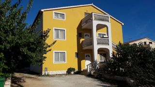 Apartmajska hiša s prostornim vrtom, blizu Pule