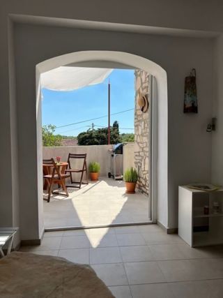 Obnovljena kamnita hiša z 2 apartmajema, v bližini Marčane