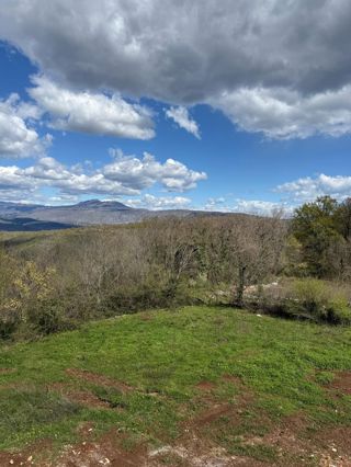 Zemljišče na robu vasi s panoramskim razgledom, Labin