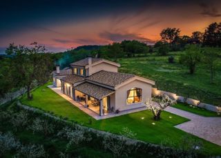 Elegantno opremljena vila na mirni lokaciji, Grožnjan
