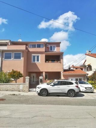 Apartmajska hiša s tremi apartmaji in garsonjero, Pula