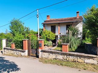 Samostojna hiša za adaptacijo s pogledom na Motovun