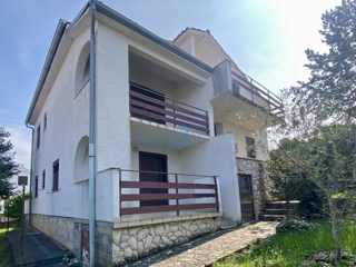 Njivice, otok Krk, Samostoječa hiša z dvoriščem in pogledom na morje, prodaja
