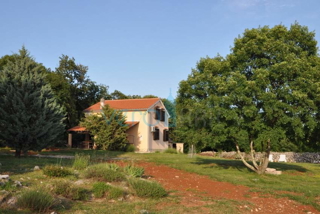 Otok Krk, Vrbnik, okolica, Samostojna hiša na veliki parceli v zelenju in miru, prodaja