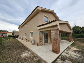 Vrbnik, Risika, Samostojna hiša z dvema apartmajema in bazenom, prodamo