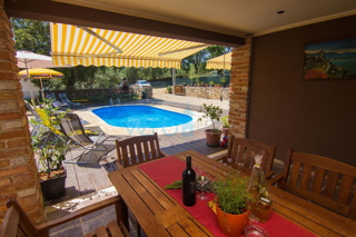 Otok Krk, okolica, hiša z dvema apartmajema, bazenom in pogledom na morje, prodamo