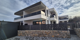 Otok Krk, Malinska, moderna dvojna hiša s bazenom, vrt, razgled, prodaja