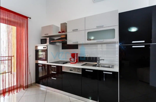 Otok Krk, Vrbnik, Mansardni apartma 90m2 s pogledom na morje, prodamo