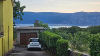Otok Krk, mesto Krk, širša okolica, gradbeno zemljišče 980 m2 z objektom 110 m2, pogled na morje, prodaja