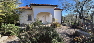 Otok Krk, mesto Krk, širša okolica, samostojna hiša z dvema stanovanjema na parceli velikosti 992 m2, razgled, prodaja