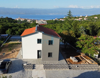 Vrbnik, otok Krk, dinamična samostojna hiša z bazenom in velikim vrtom