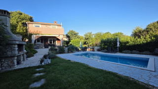 Otok Krk, Dobrinj, okolica, prenovljena kamnita hiša s bazenom, prodaja