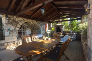 Otok Krk, mesto Krk, bližnja okolica, avtohtona obnovljena kamnita hiša 157 m2 in 250 m2 zemljišča, prodaja