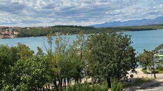 Otok Krk, zaliv Soline, dvosobno stanovanje, 50 m od morja, pogled, prodaja