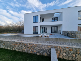 Otok Krk, Malinska, novogradnja, moderna hiša s bazenom, vrt, razgled, prodaja