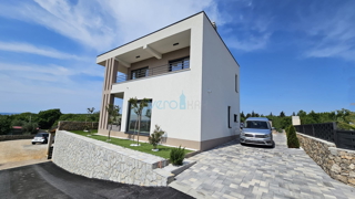 Otok Krk, mesto Krk, okolica, vila 200 m2, bazen, odprt razgled, prodaja