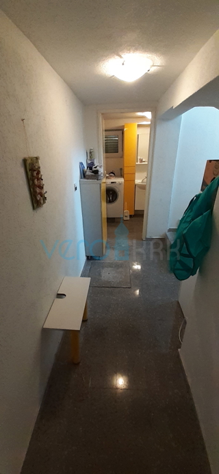 Otok Krk, mesto Krk, dvojna hiša s tremi apartmaji 400 m od morja