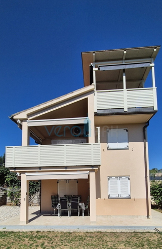 Mesto Krk, okolica, samostojna hiša s 3 apartmaji, zemljišče, pogled na morje, prodaja