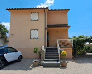 Mesto Krk, okolica, samostojna hiša s 3 apartmaji in pogledom na morje, prodaja