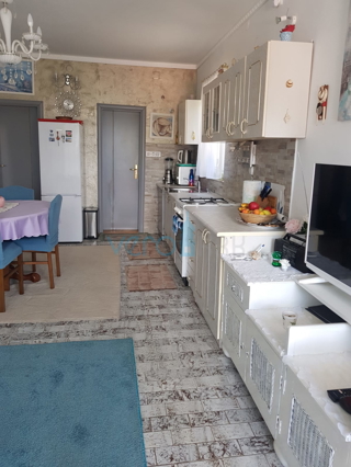 Malinska, okolica, apartma 50 m2 s pogledom na morje, vrt, 80 m od plaže, prodamo