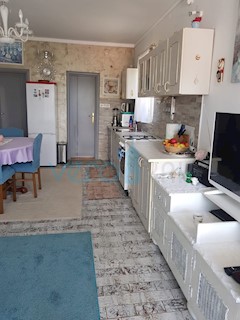 Malinska, okolica, apartma 50 m2 s pogledom na morje, vrt, 80 m od plaže, prodamo