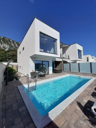 Crikvenica, zaledje - urbana vila z bazenom, prodaja