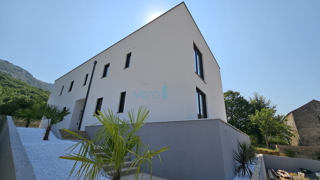 Otok Krk, Baška, okolica, prodamo dvosobni apartma 62m2, pritličje, vrt