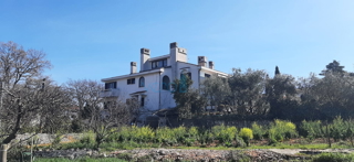 Otok Krk, center Malinska: Samostojna apartmajska hiša s 7 enotami, 450 m od morja, na prodaj