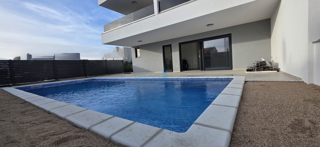 Istra, Novigrad, luksuzno stanovanje 124 m2, pritličje, novogradnja, bazen, razgled, vrt, prodaja