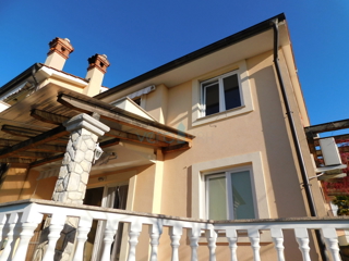 Malinska, dvoetažni apartma z vrtom in panoramskim pogledom na morje