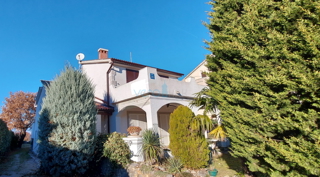 Mesto Krk, širša okolica, samostojna hiša s 5 stanovanj in pogledom na morje