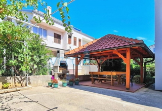 Otok Krk, Baška, Apartma v pritličju z vrtom, prodamo