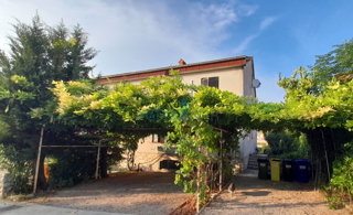 Njivice, otok Krk, dvojček s 3 apartmaji, vrt, pogled na morje, prodamo