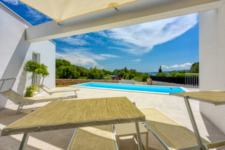 Otok Krk, mesto Krk, širša okolica, samostojna moderna hiša s bazenom, pogled na morje, prodaja