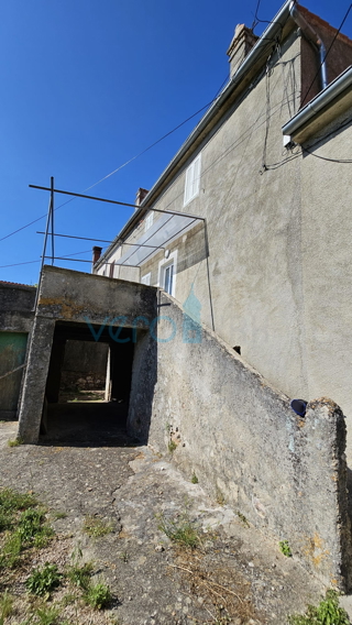 Otok Krk, mesto Krk, širša okolica, renovirana kamnita hiša v nizu z zemljiščem, pogled na morje, prodaja