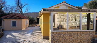 Zaliv Soline, otok Krk, trije apartmaji v pritličju, vrt, prodamo