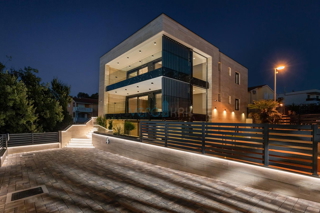 Malinska, otok Krk, luksuzno stanovanje z bazenom v pritličju, novogradnja, vrt, 150 m do morja, prodaja