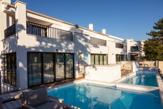 Otok Krk, Punat, sodobna vila s tremi stanovanji in tremi bazeni, 90 m od morja, prodaja