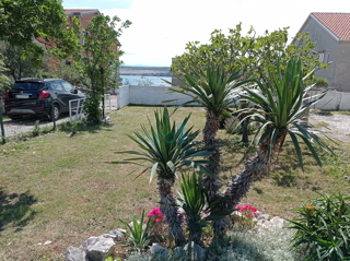 Crikvenica, Jadranovo, apartma 73 m2 v pritličju s pogledom na morje in velikim vrtom, prodamo