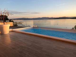 Otok Murter, Betina, sodobno dvosobno stanovanje v pritličju, prvi vrsti, garaža, bazen, prodaja