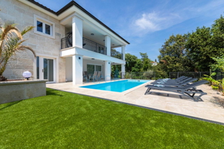 Mesto Krk, mediteranska vila z bazenom na odlični lokaciji, prodamo